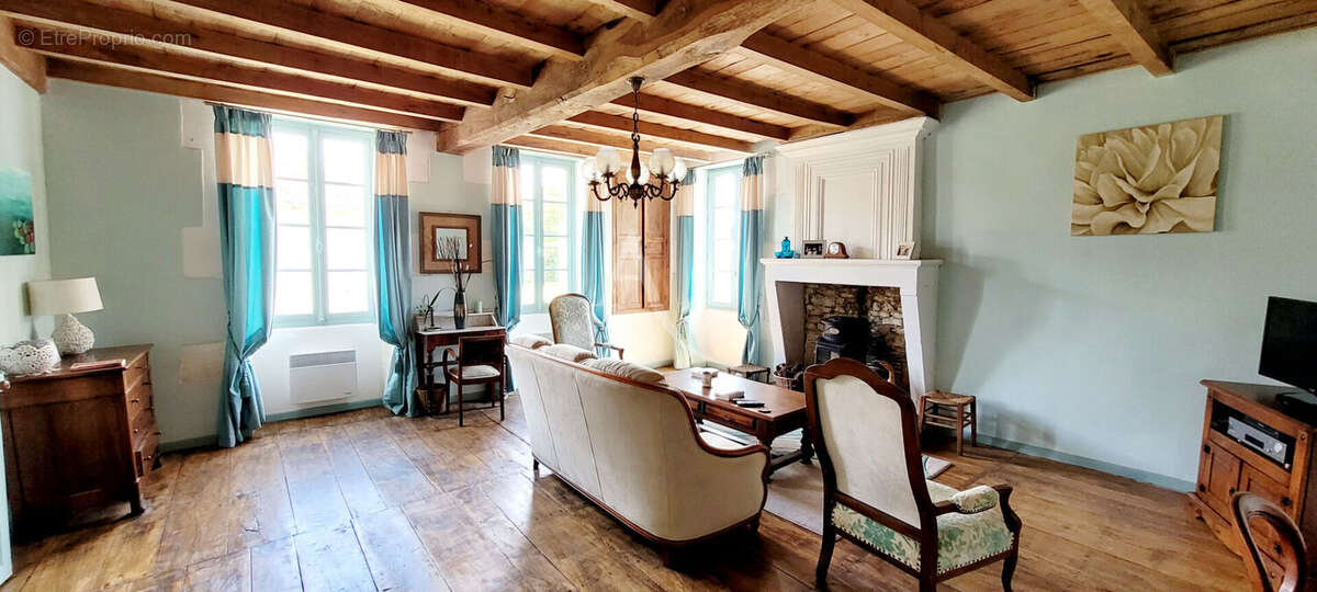 Maison Charentaise de 5 Chambres avec garage et dépendances - photo 9
