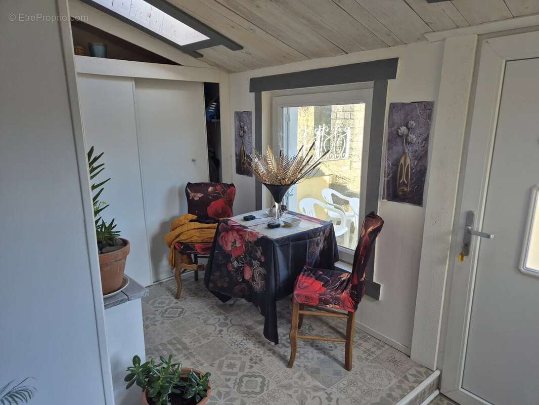 Maison de plain pied de 88m²+ dépendances et petit terrain. - photo 5