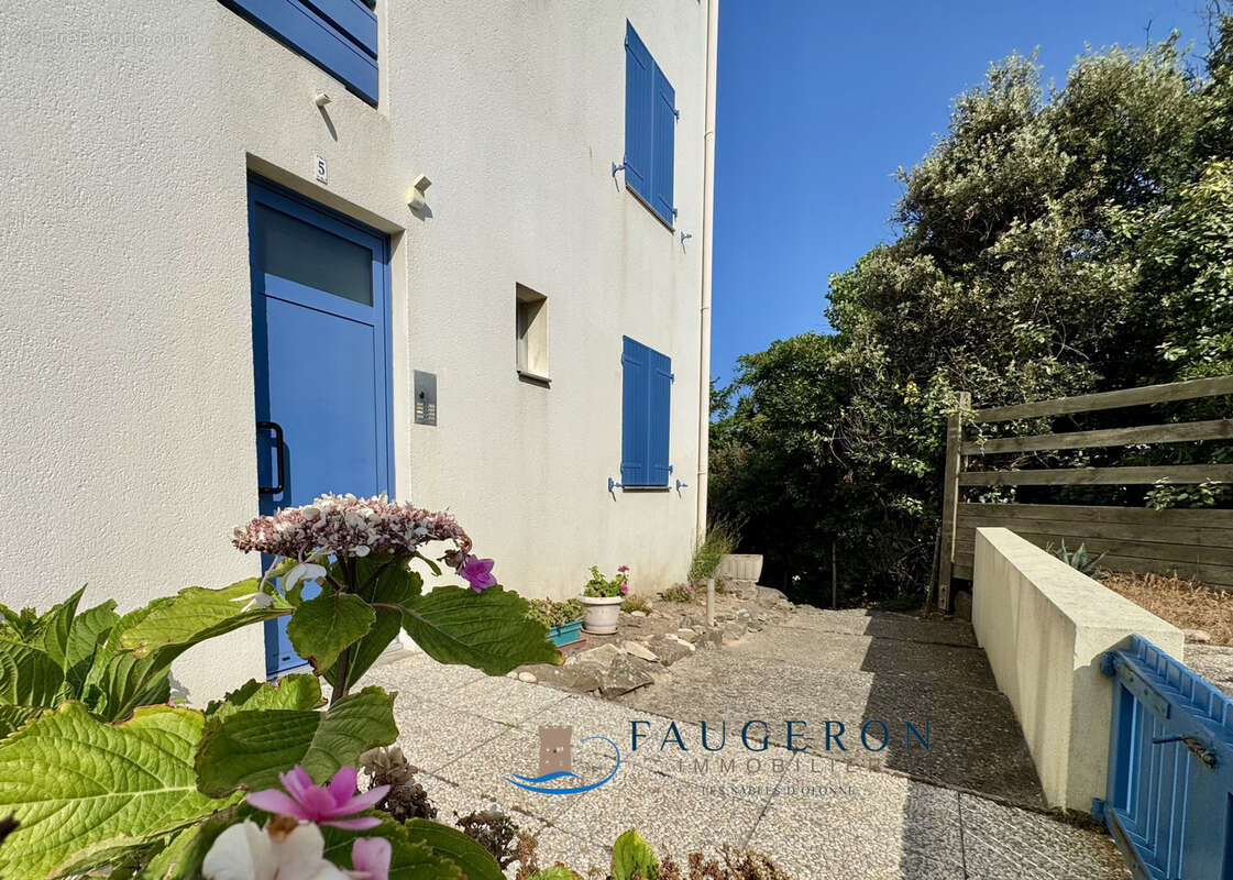 LA CHAUME - Appart T2 40 m2 hab. + parking privatif tout proche Mer - photo 5