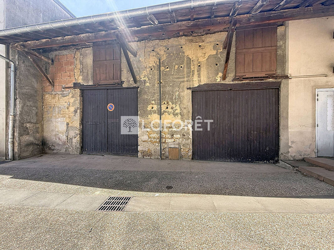 Parking à MONTREVEL-EN-BRESSE