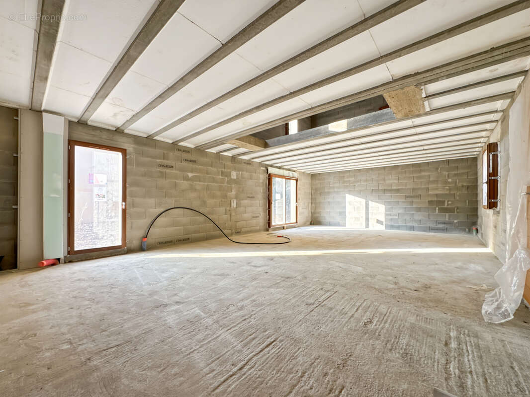 À Vendre : Villa Neuve Frais de Notaire réduits à finir d'Aménager   Proche Trévoux, Hyper-Centre Village de S - photo 4