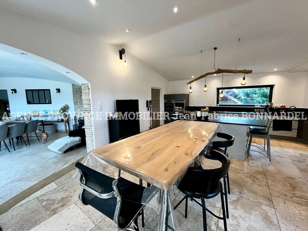 Maison à SAINTE-CECILE-LES-VIGNES