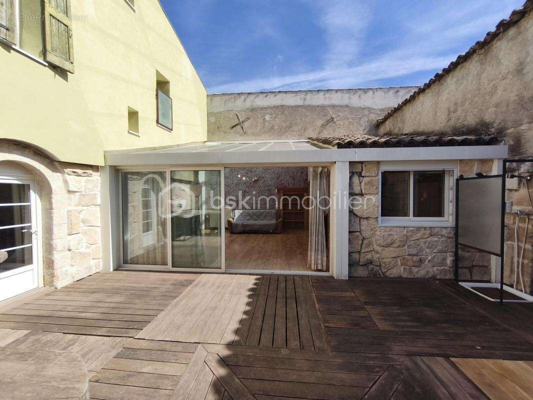 Corps de ferme 245 m² composé : de  3 habitations  sur 4000 m² de terrain - photo 6
