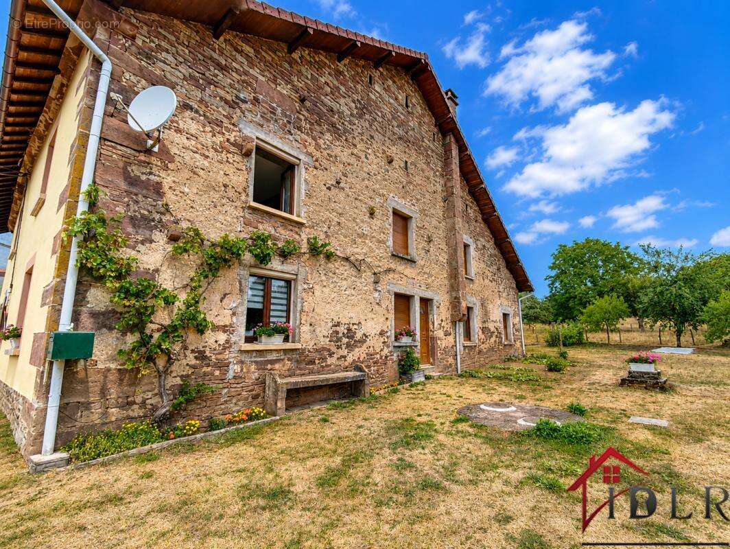 Maison de village - 131 m2 habitables + potentiel 331 m2 - D - photo 2
