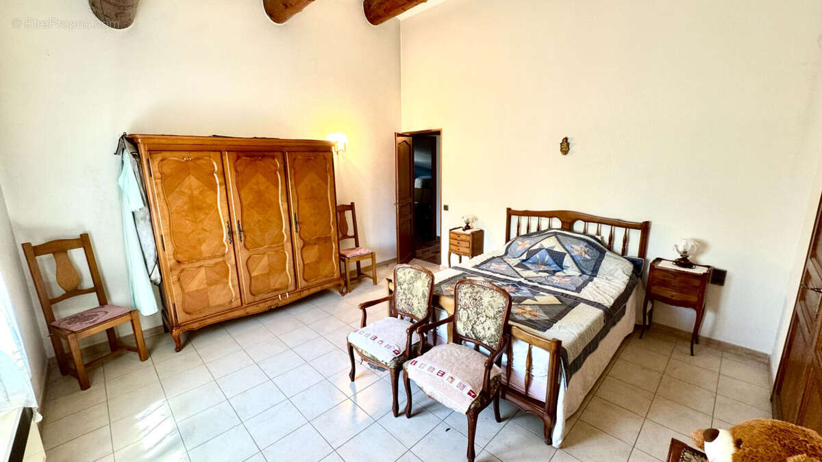 Maison à ENTRAIGUES-SUR-LA-SORGUE