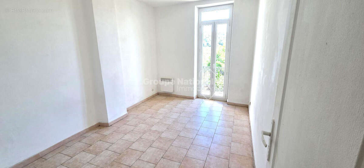 AU COEUR DU VILLAGE DES PENNES MIRABEAU, Appartement de type 3 au 1er étage d'un petit immeuble avec balcon et vue dégagée - photo 5