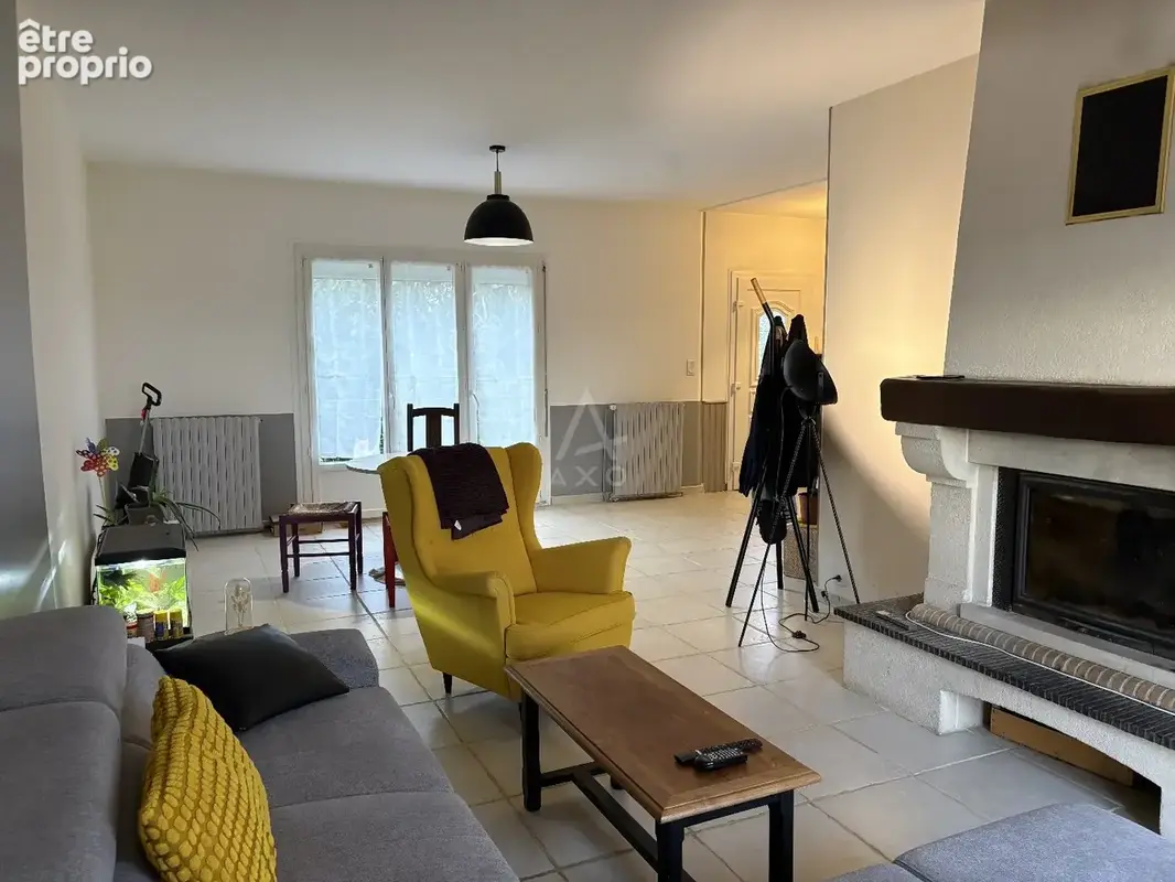 FLEAC.Belle maison familiale contemporaine de 8 pièces implantée sur un terrain de 1452 m² environ clos et arboré. - photo 5