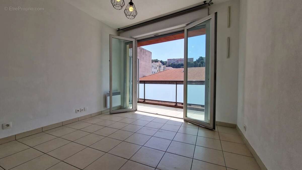 Appartement à SAINT-LAURENT-DU-VAR