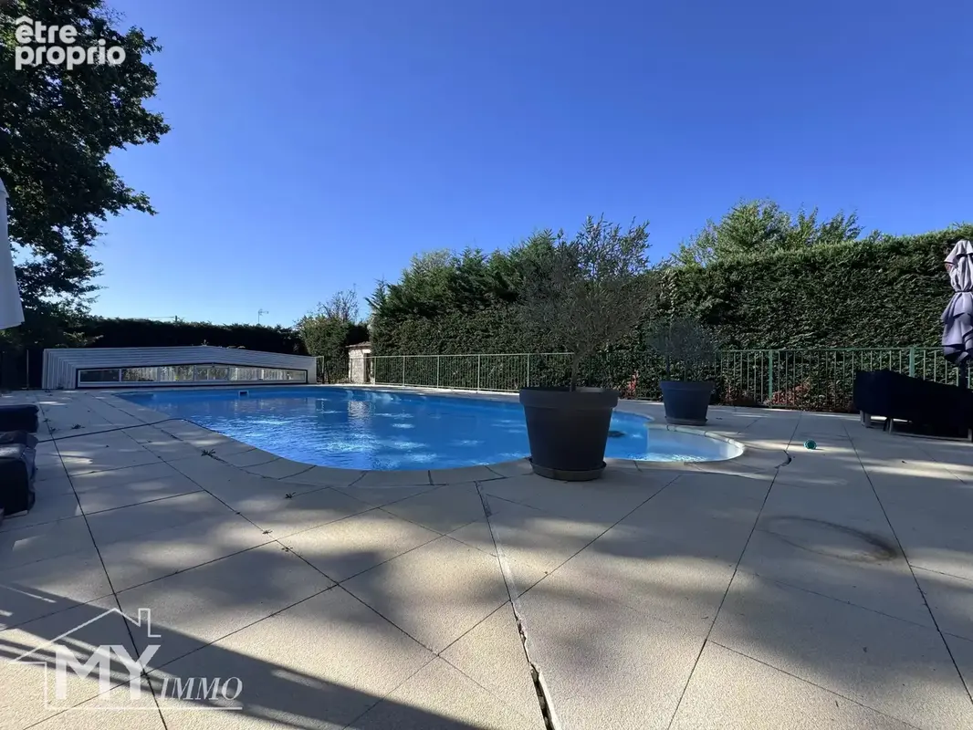 PINEUILH – Propriété d’exception de 350 m² avec piscine, au cœur d’un parc arboré de 5 500 m² et à deux pas des commodités - photo 32