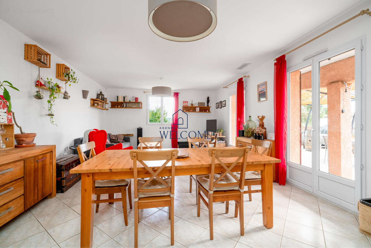 Maison à MONTBAZIN