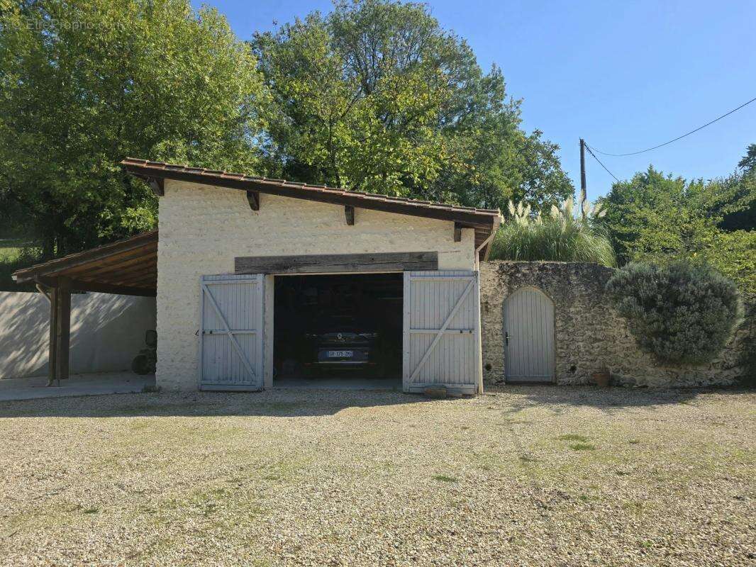 Maison à SAINT-LAURENT-DES-COMBES
