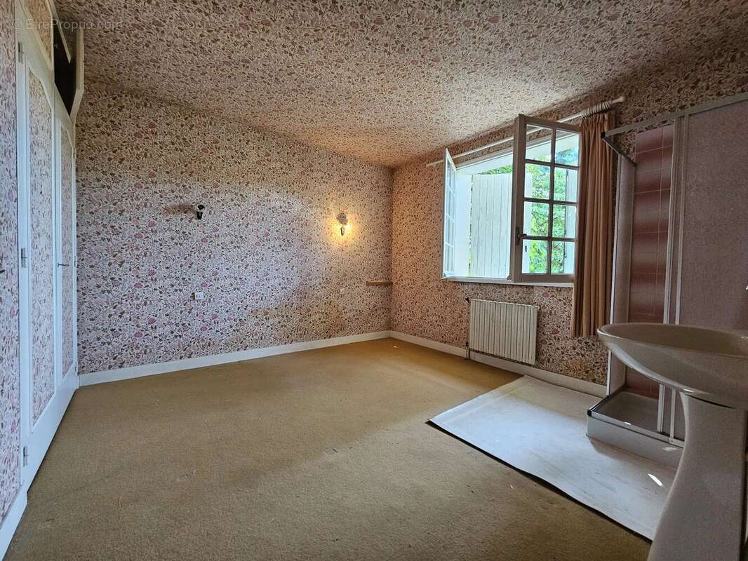 Maison de campagne individuelle avec ancien potentiel de chambres d'hôtes – Une opportunité de rénovation riche en possibilités - photo 9