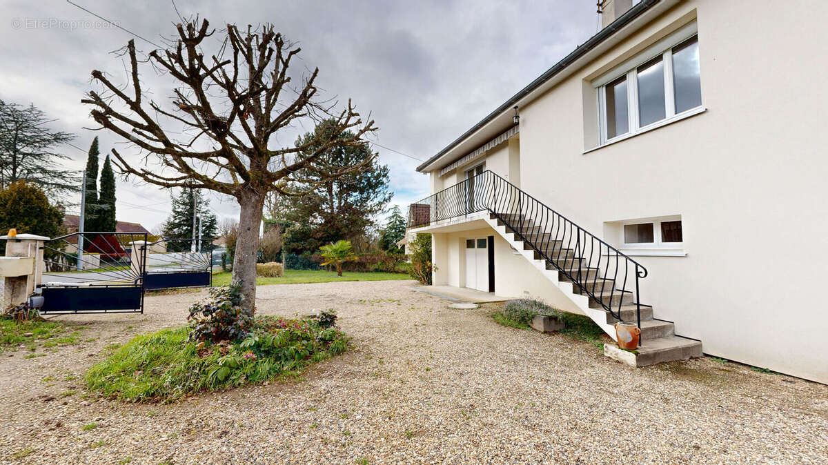 Maison à NEUILLY-LE-REAL