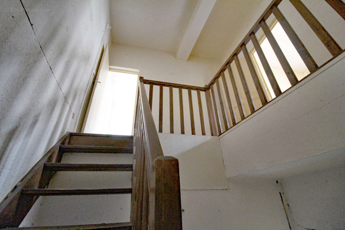 NIMES JEAN JAURES Maison de ville de 100 m2 à rénover - photo 5