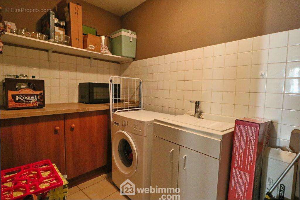 Elle dessert une buanderie, un cellier et un WC. - Maison à CIVRAY