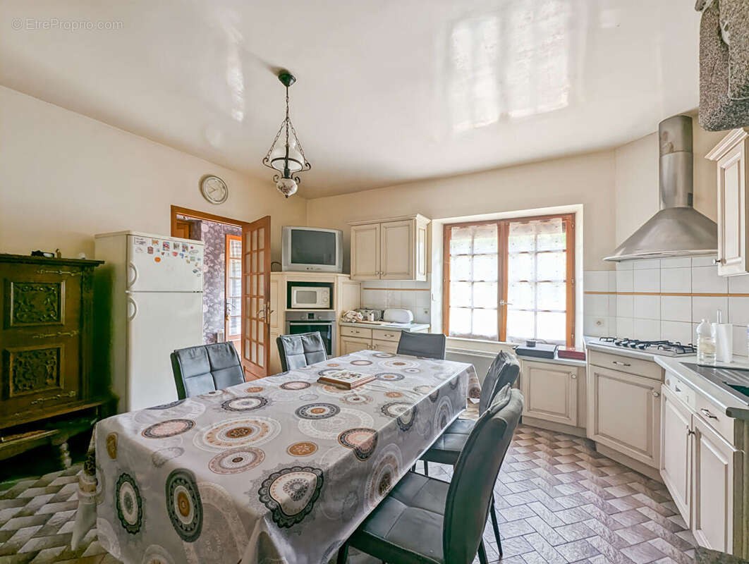 Maison de caractère avec deux étangs ? 146,3 m² ? Dépendance ? Terrain de 1,3 hectare ? Bazouges-la-Pérouse - photo 4