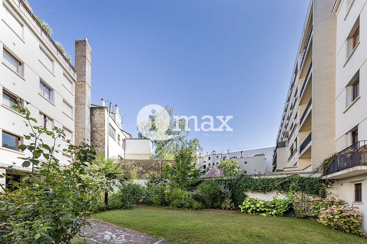 Levallois-perret  - chaptal / voltaire -studio avec balcon sur jardin - 250 000  fai - photo 11