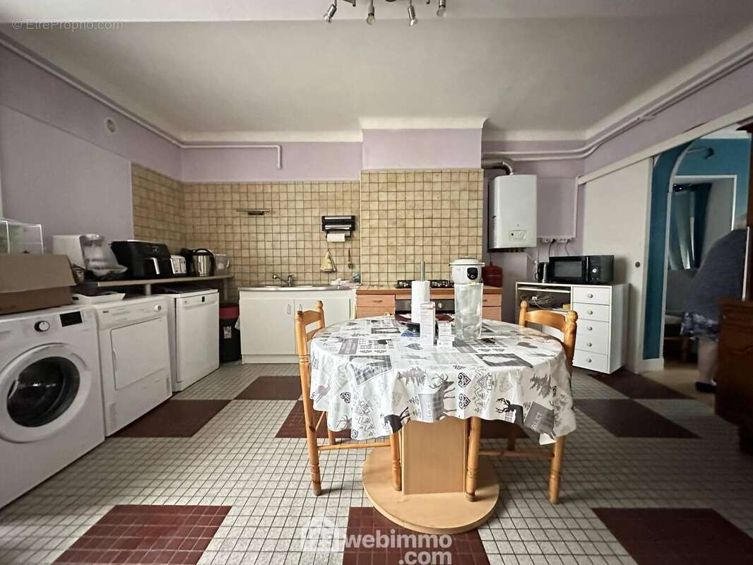 A ses cotés, la cuisine aménagée de 21 m²