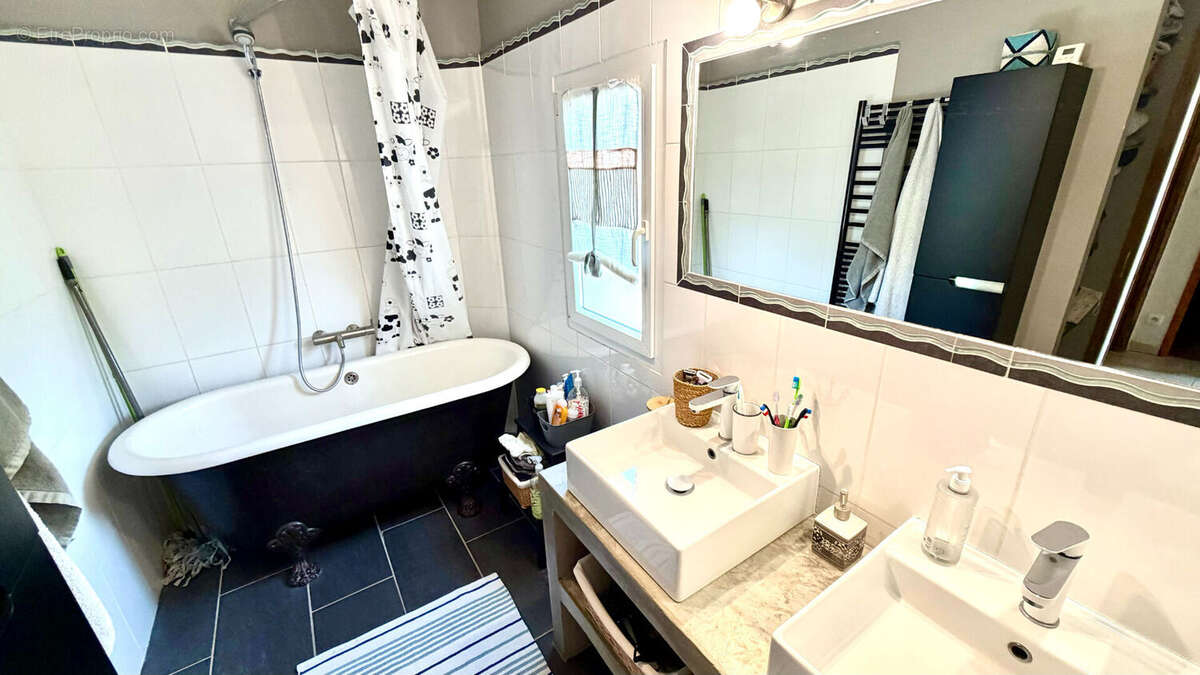 Villa avec piscine sur 444 m² de jardin clos et arboré, calme et résidentiel. - photo 8