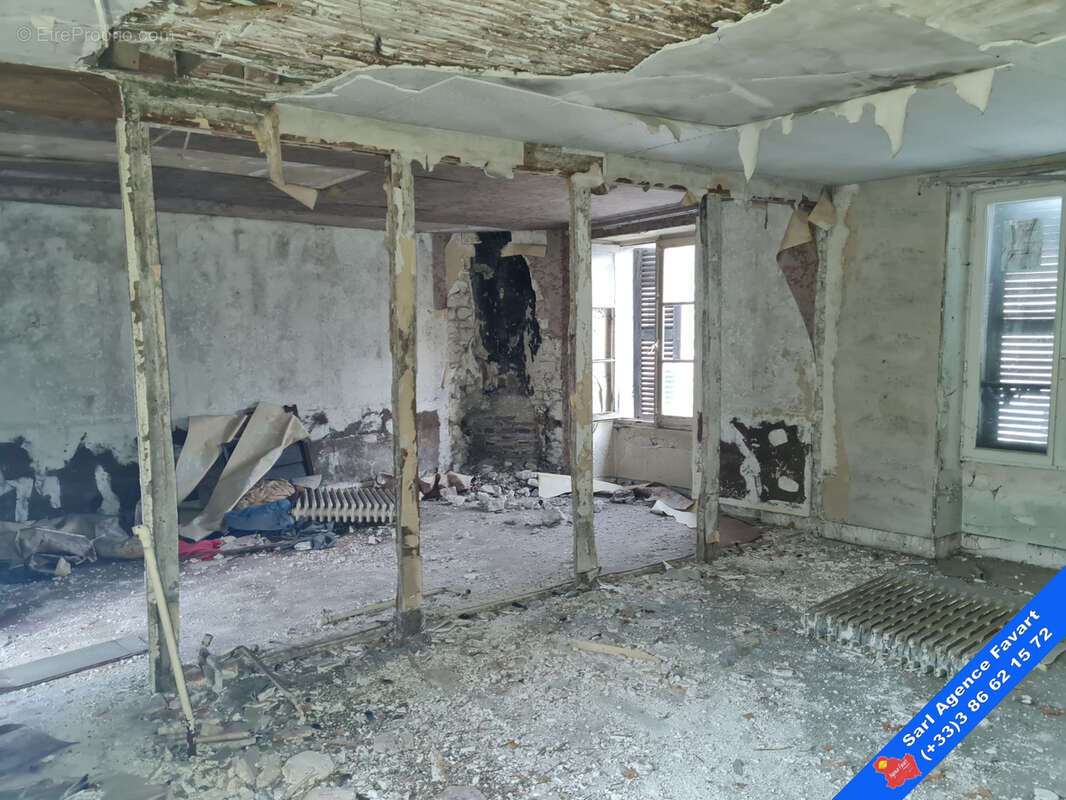 Appartement à LAROCHE-SAINT-CYDROINE