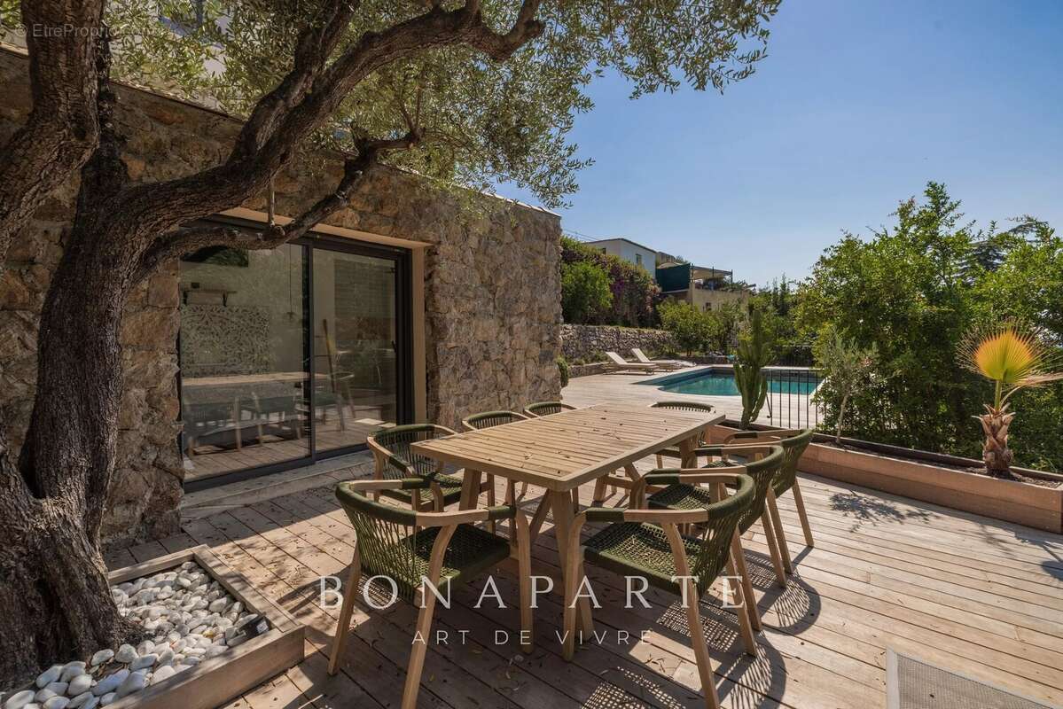 Aux portes de SUPER CANNES, élégante villa entiérement rénové - vue mer panoramique - position dominante - photo 23