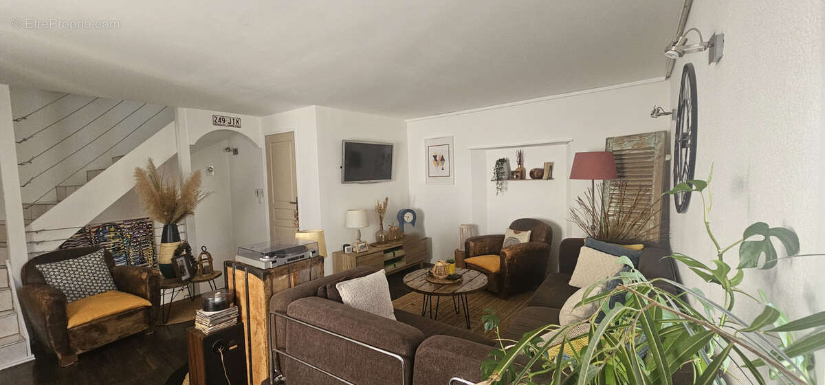 Maison à MONTELEGER