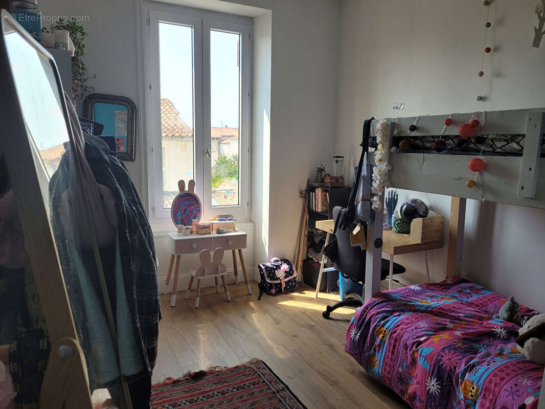 ROCHEFORT hyper centre - appartement lumineux de 76 m² de type 3 - cave privative - local à vélo - photo 13