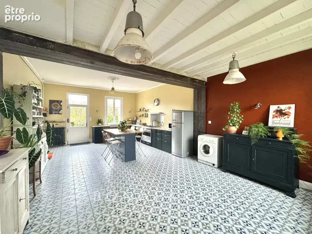 Chacé - maison de caractère en tuffeau – terrain d’environ 3 000 m² – dépendances - photo 5