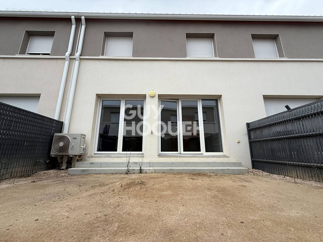 Maison à PEZILLA-LA-RIVIERE