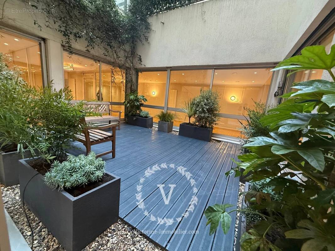 Commerce à PARIS-9E