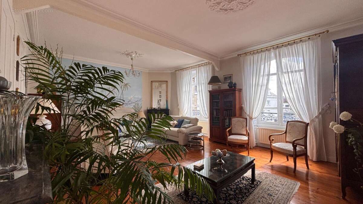 Magnifique Appartement de type Haussmannien 170 m2, cave, garage et parking en plein centre! - photo 5