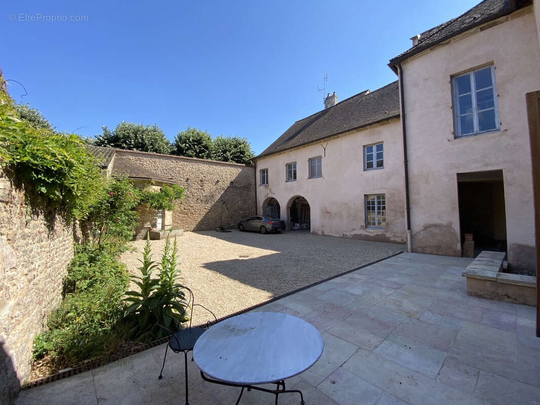 Hotel particulier de 1850, à  AUTUN, en centre ville, avec cour fermée et déendances. - photo 13