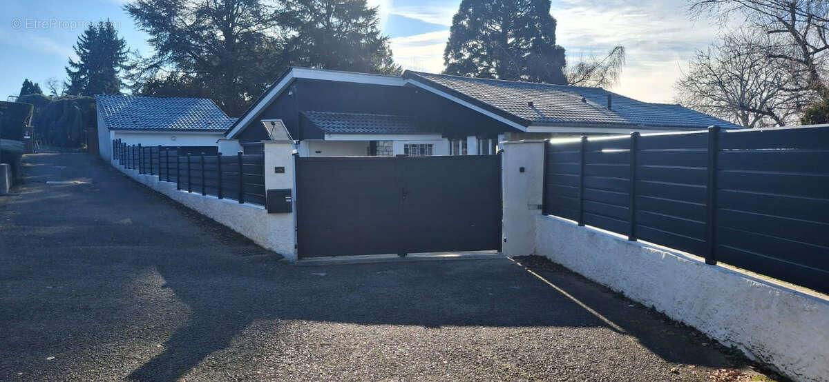 Maison à CREUZIER-LE-VIEUX