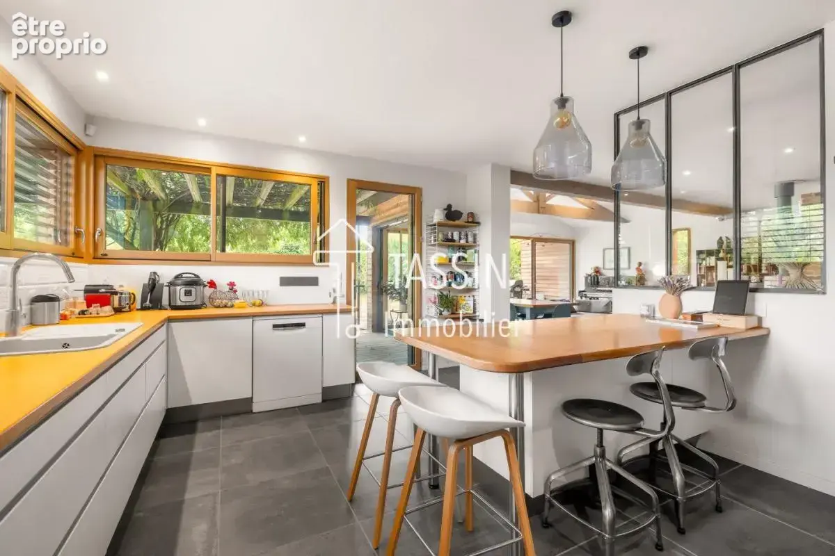 Tassin - Villa d'architecte au cœur d'un écrin de verdure - photo 3