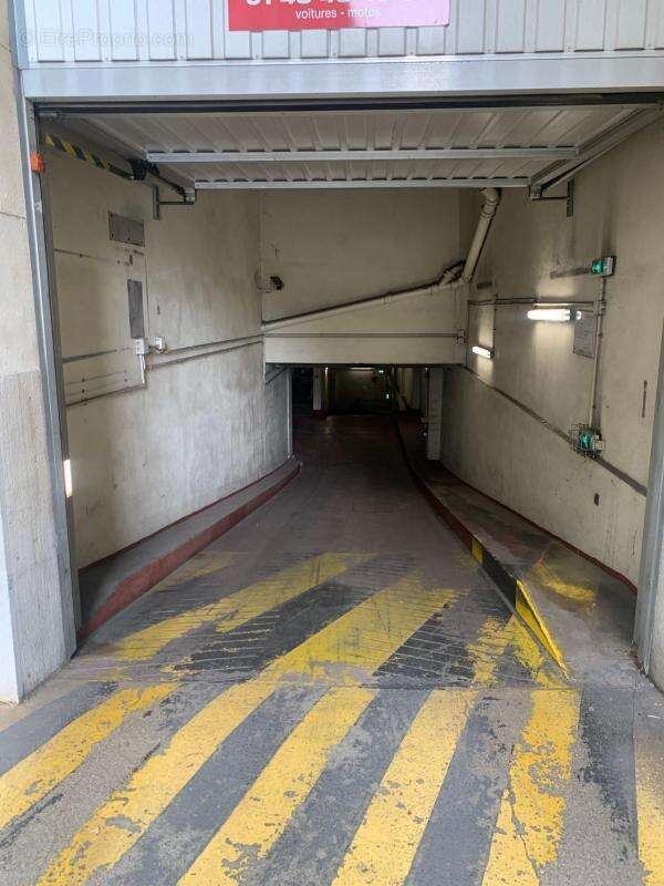 Parking à PARIS-12E