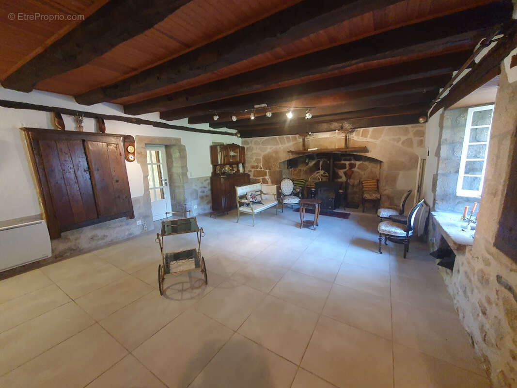 Propriété d'exception en xaintrie, 2,2 ha bois et prés attenants, dépendance ,trés bon état . - photo 3