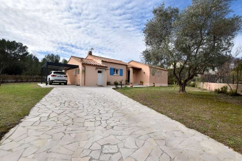 Maison à SAINT-CLEMENT-DE-RIVIERE