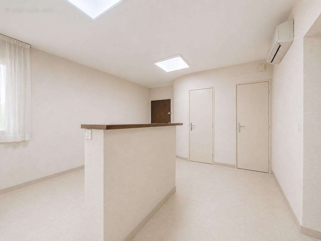 Avignon intra-muros - local professionnel - secteur vernet - photo 2