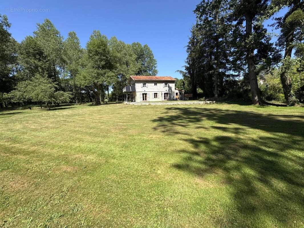 Propriété de caractère, indépendante, avec de vastes jardins privés et un bois - photo 14