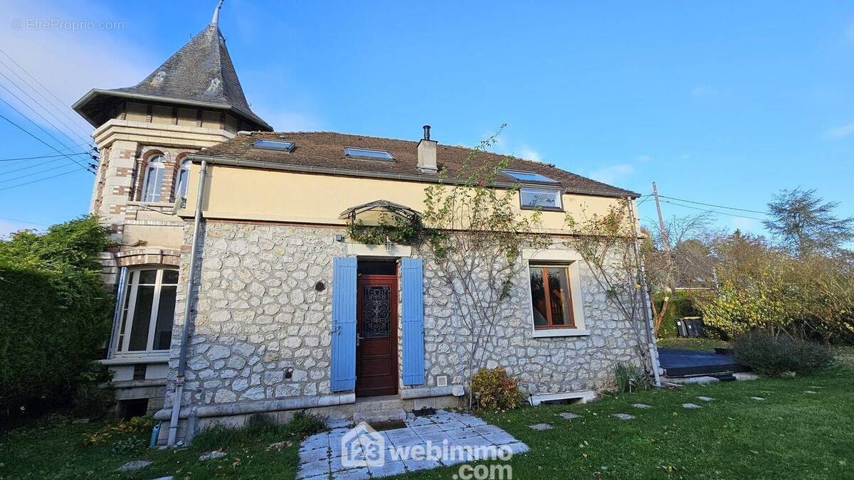 Venez découvrir cette belle maison de caractère de 160 m². - Maison à FONTAINEBLEAU