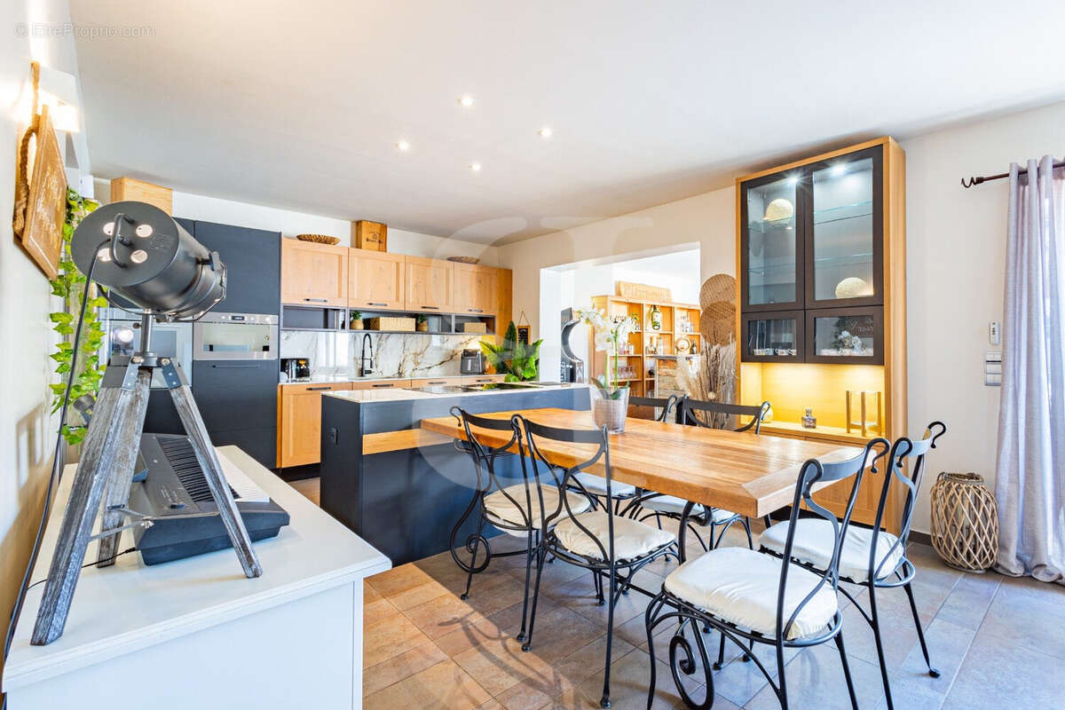 Maison à L'ISLE-SUR-LA-SORGUE