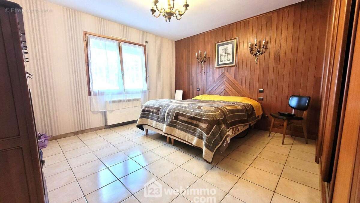 Une première chambre spacieuse avec une grande penderie - Maison à LA TRANCHE-SUR-MER