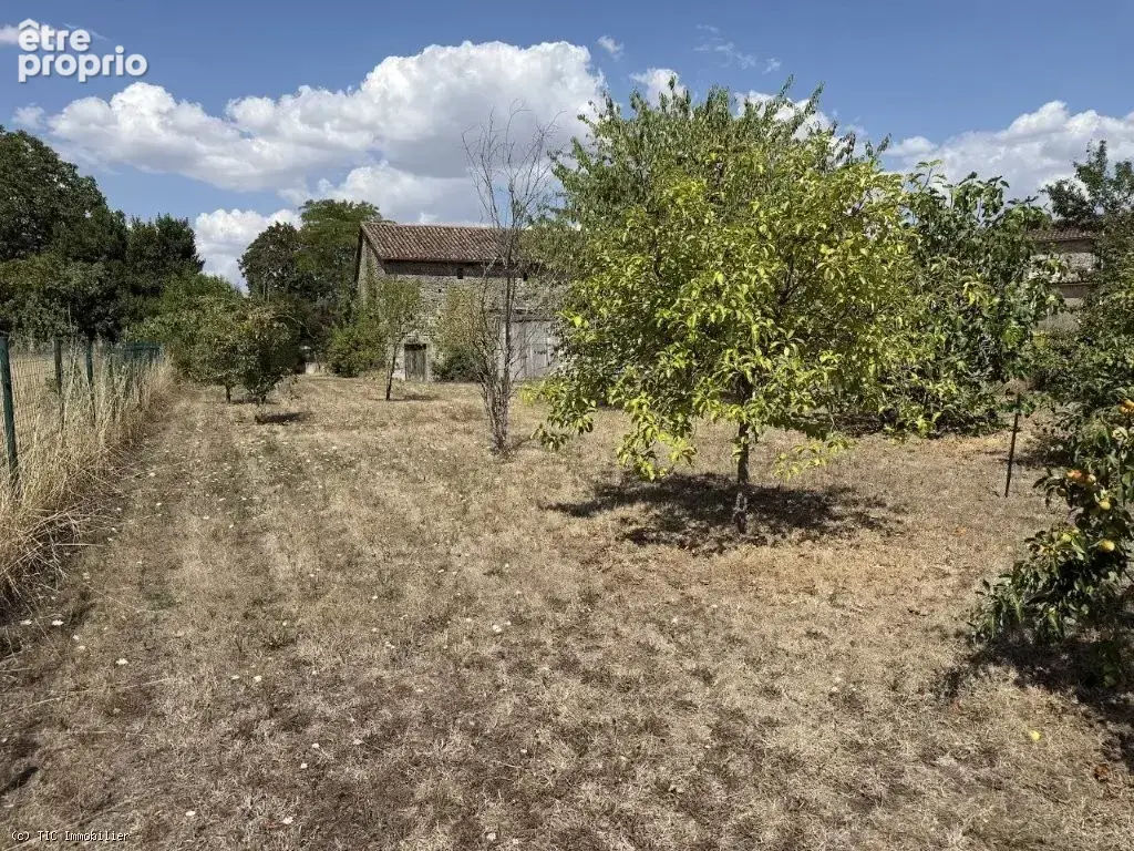 Grange A Rénover Avec Un Jardin Clos Sur 961m² Près de Ruffec - photo 13