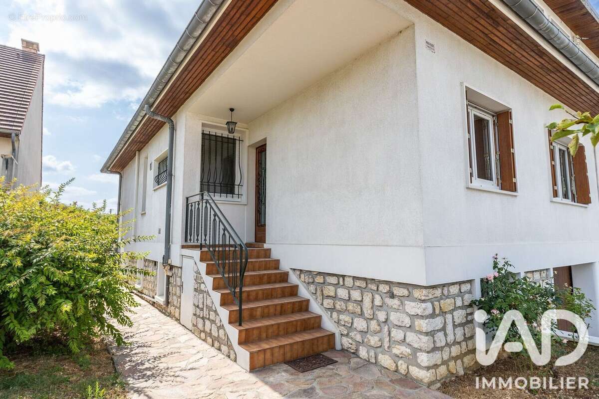 Maison 150 m² à Sainte-Genevieve-Des-Bois  - photo 2