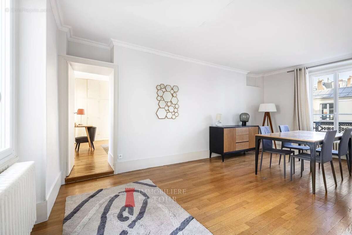 Appartement à PARIS-16E