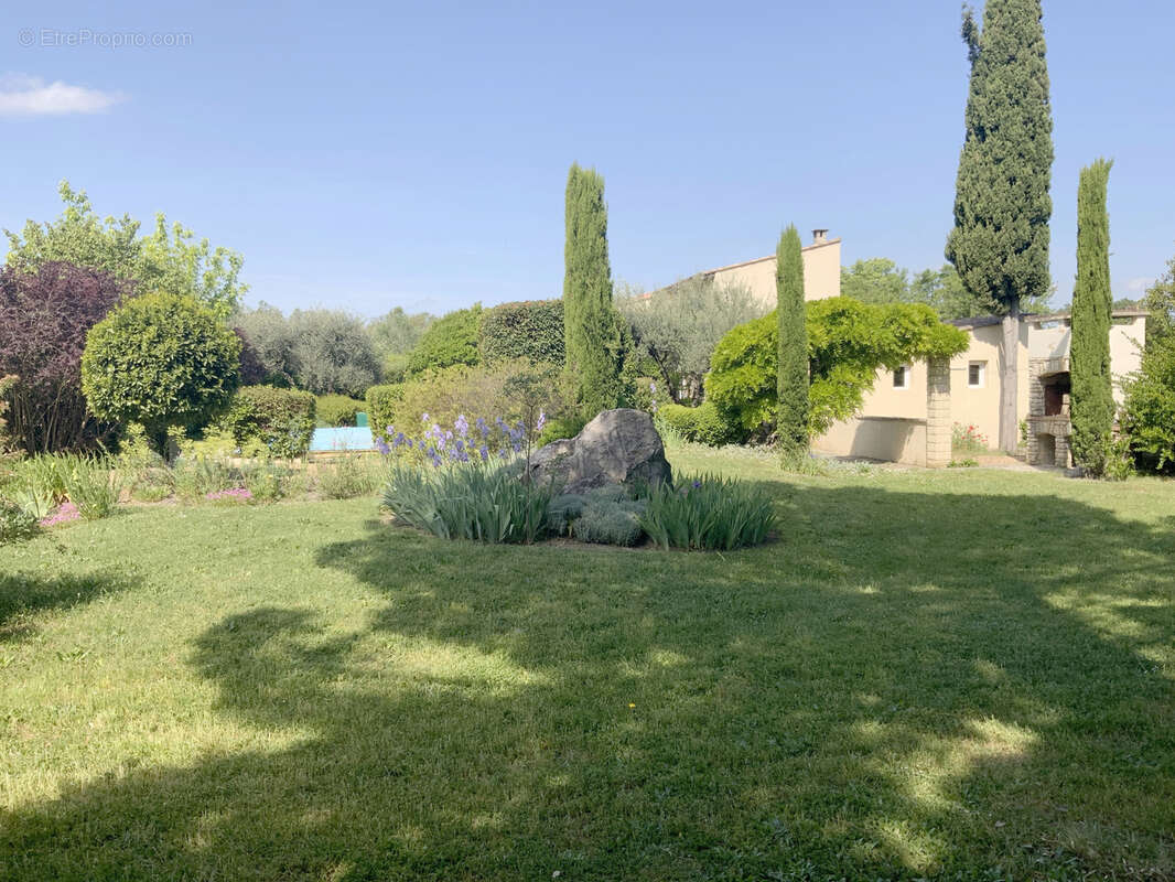 Charmante maison avec terrain arboré et piscine  à Uzès. - photo 7