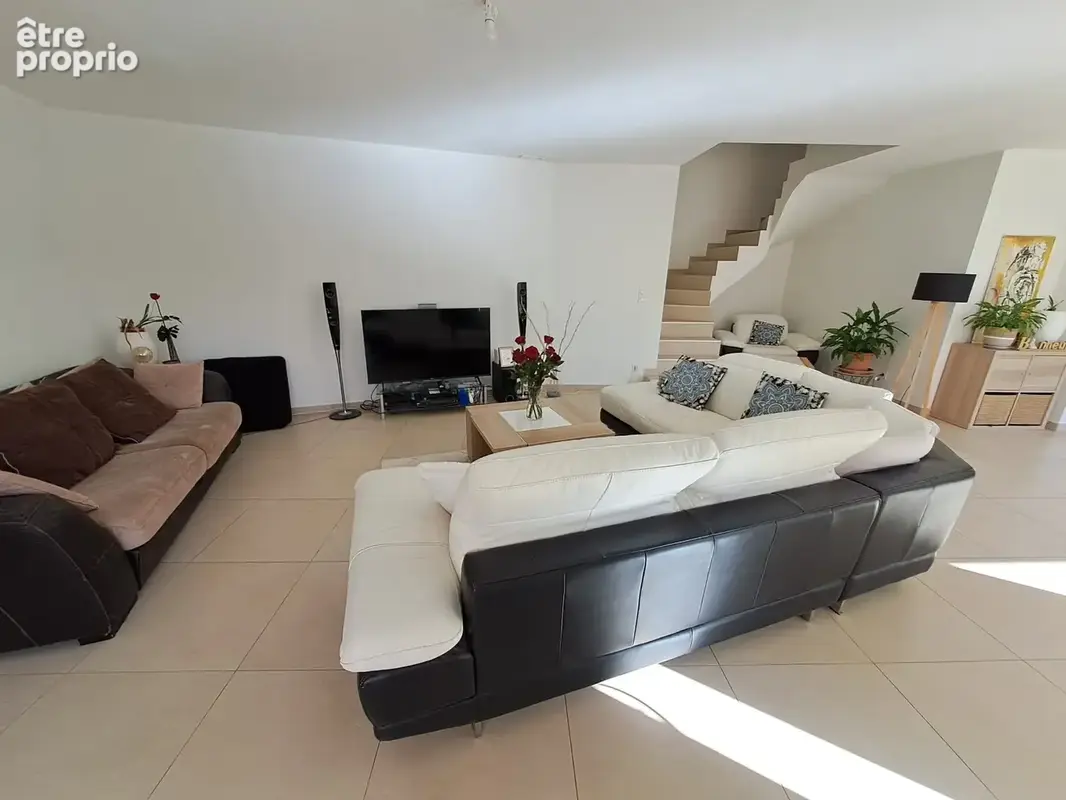 Villa T5 récente avec garage double sur un terrain de 913m2 - photo 4