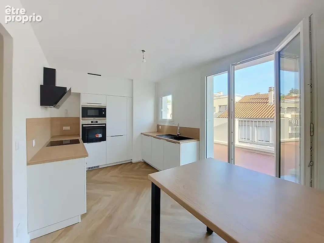 Appartement F3 entièrement rénové  de 100m³ avec terrase , ascenseur et garage - photo 2