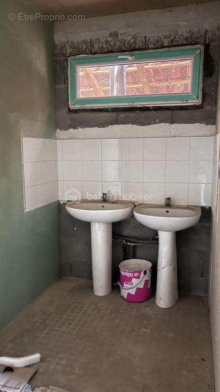 Commerce à LE LARDIN-SAINT-LAZARE