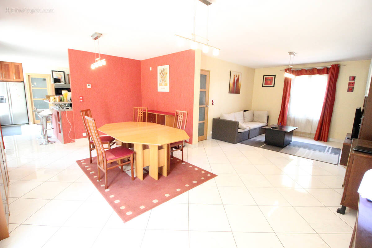 Maison à MANDRES-LES-ROSES